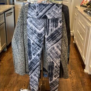 Women’s Lululemon Size 6 Dark Navy &White Leggings
